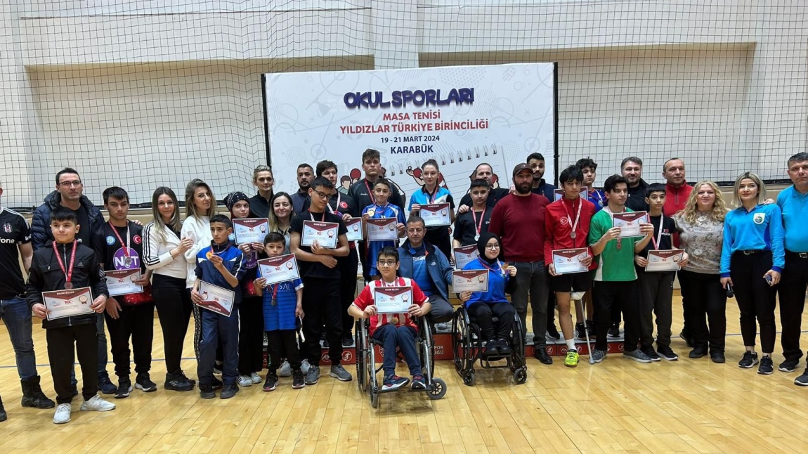 Karabük'te Düzenlenen Bedensel Engelliler Yıldız Erkekler Türkiye Şampiyonasında Öğrencilerimiz Okulumuza Bir Kupa Daha Kazandırdı .